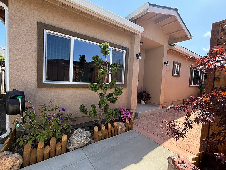 Leone St — Photo 1