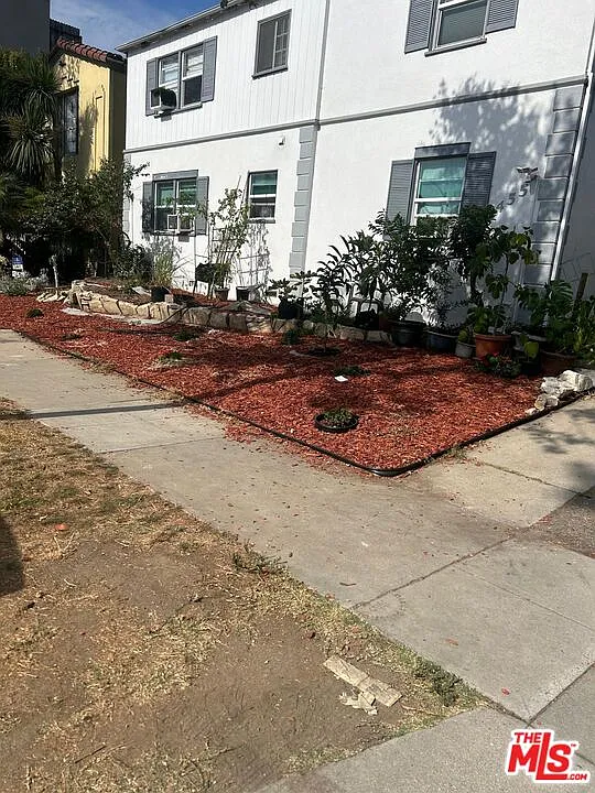 2 bed, 2.0 bath, 6724 sqft, $3,350 — Photo 4