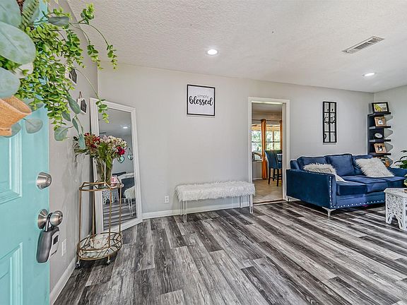 4th image of 2401 Estate Dr