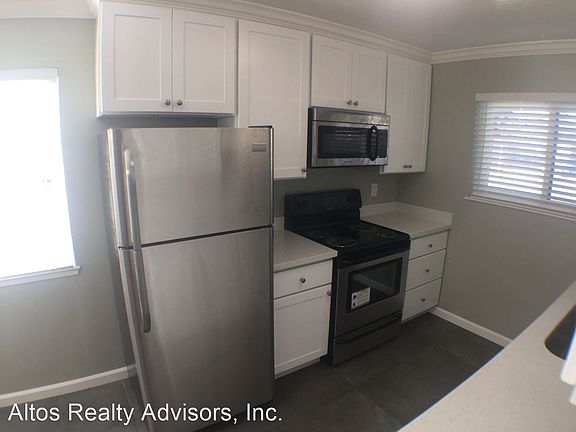 3rd image of 1590 Ontario Dr APT 1