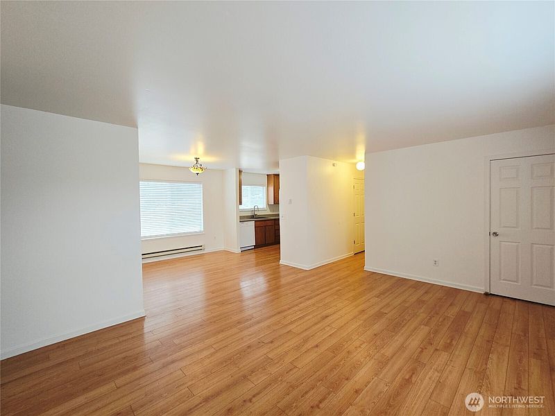 4th image of 411 W Salal Place