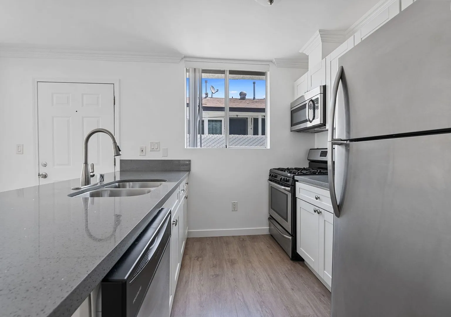 Spacious 2-Bed / 2-Bath Apartment in Prime Hollywood Location — Photo 3