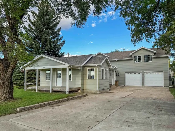 809 37th St SE, Minot, ND 58701
