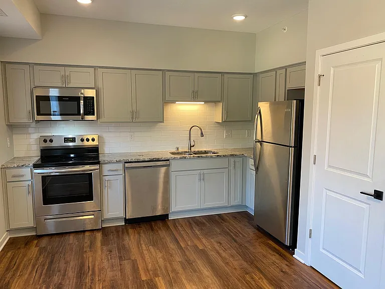 2212 W Stewart Ave #7 — Photo 5