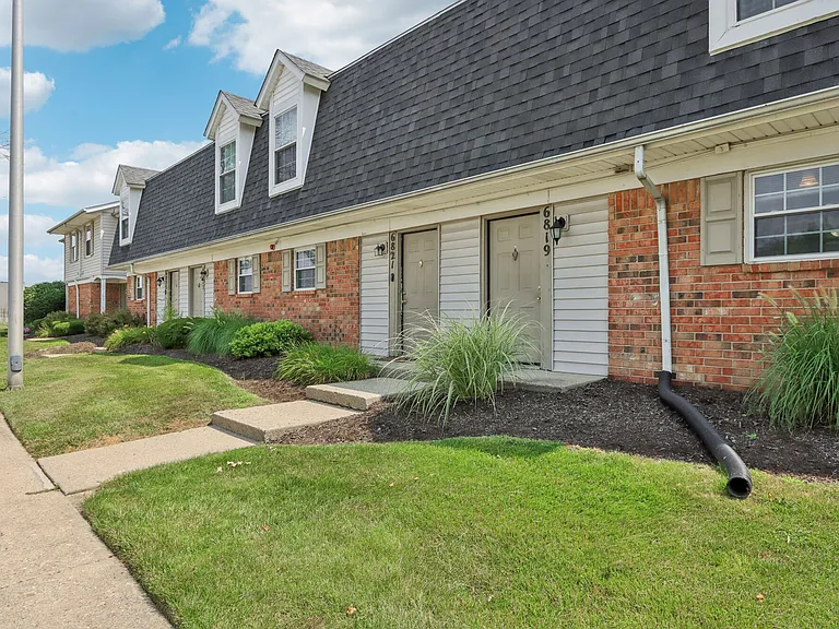 Castleton Manor Apartments — Photo 6