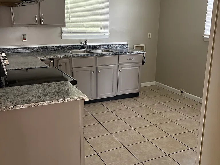 1023 Farragut Ave — Photo 4