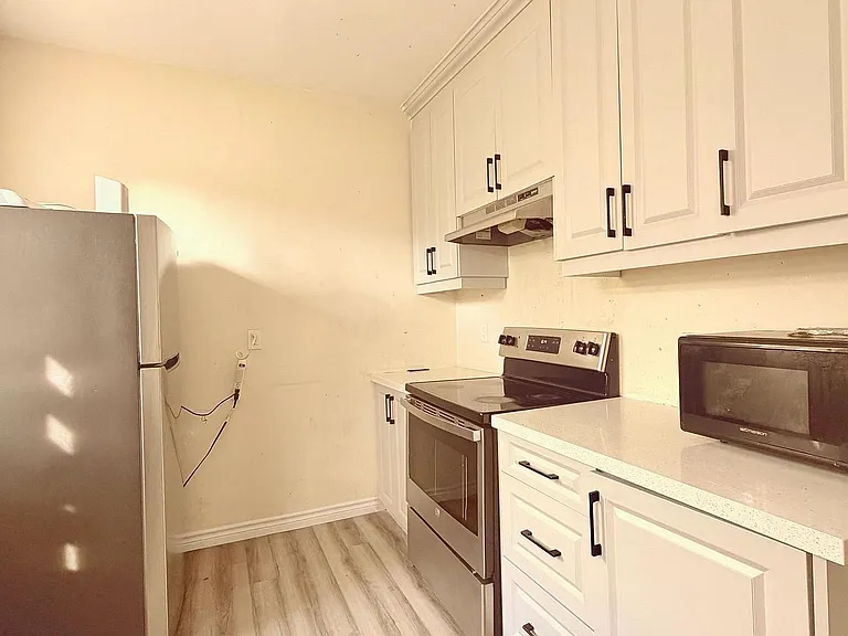544 Dundas St E — Photo 1
