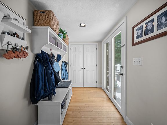 3rd image of 19 Baymeadow Drive