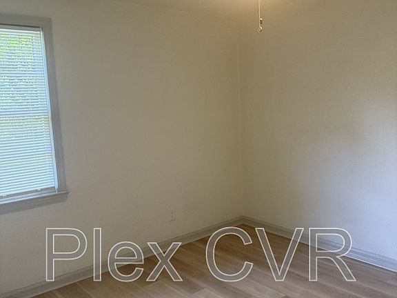 3rd image of 920 Brooks Rd