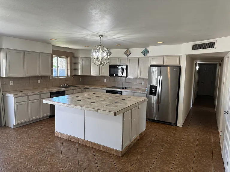 27 E Balboa Dr — Photo 6