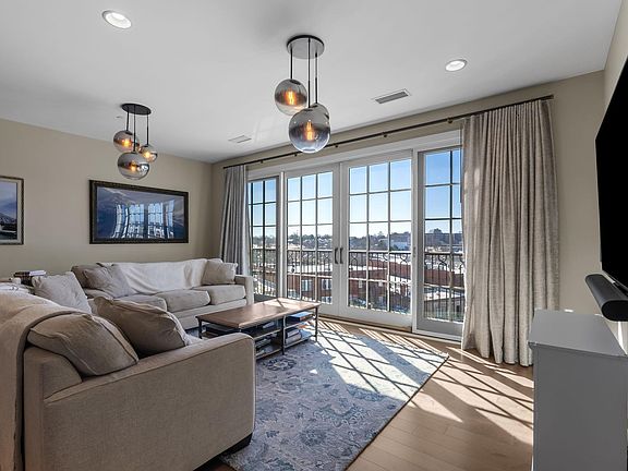 3rd image of 121 Rhett St #501