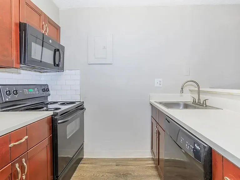 Elm Grove Apartments — Photo 11