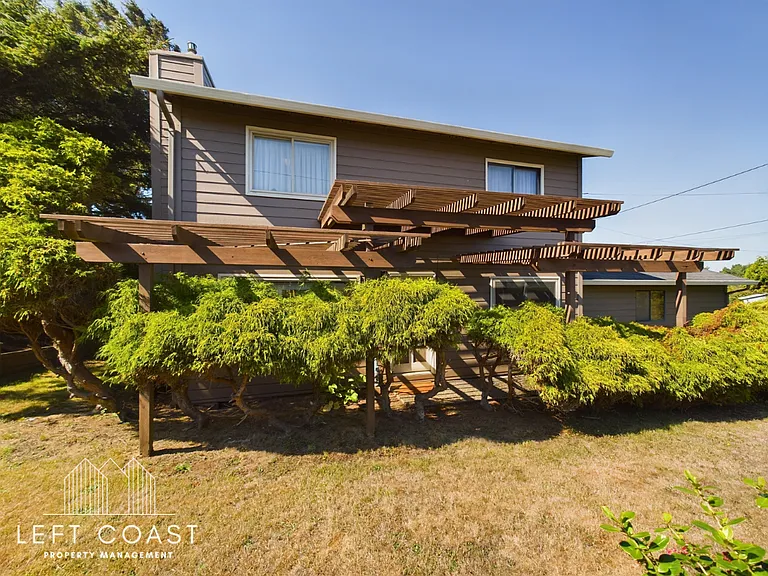 890 SW 7th St — Photo 3