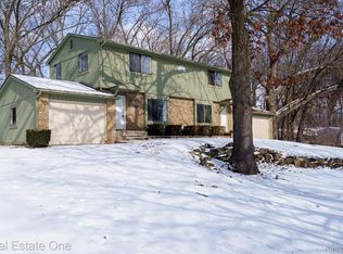 8060 Mountain Vw, White Lake, MI 48386
