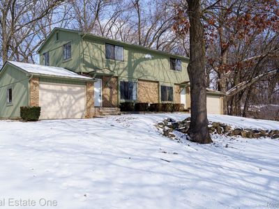 8060 Mountain Vw, White Lake, MI, 48386