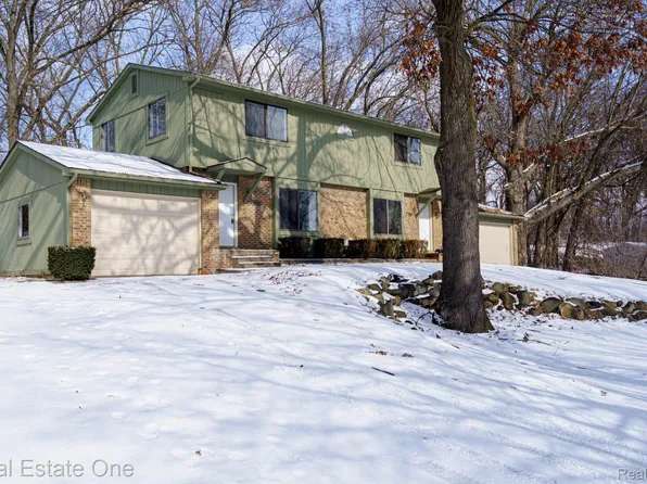 8060 Mountain Vw, White Lake, MI 48386