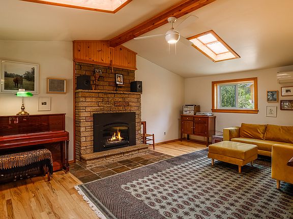 2nd image of 15 Peacock Ln