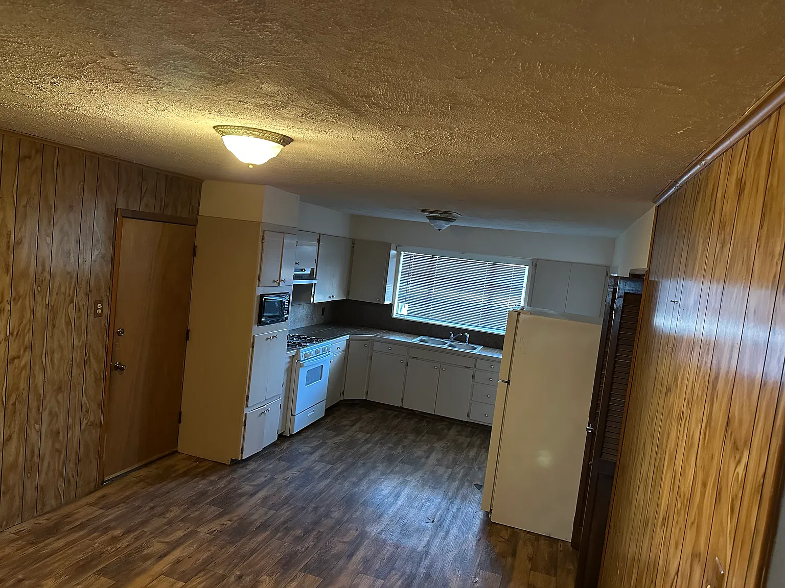 3 bed, 1.5 bath, 1296 sqft, $1,250 — Photo 2
