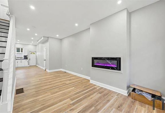 2nd image of 2811 W Albert St