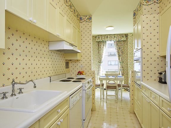 5th image of 176 E 71st St #7D