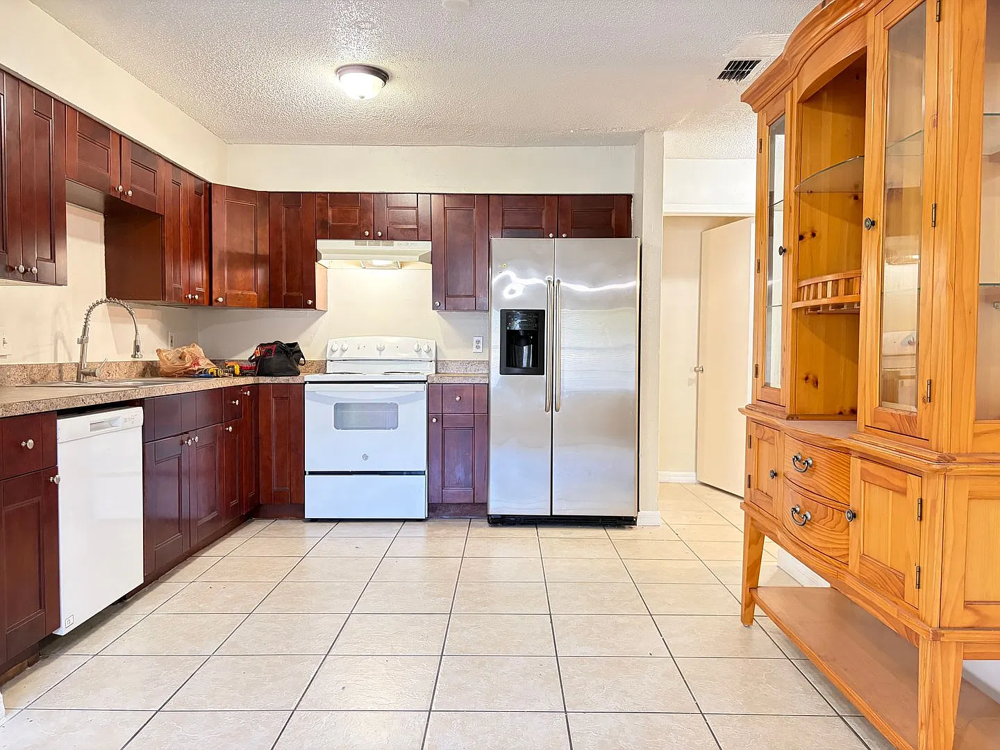 Huge 6/2 Single Family Home — Photo 4
