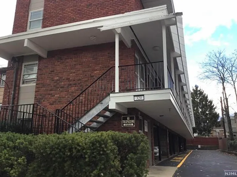 320 Elm Ave #A — Photo 2