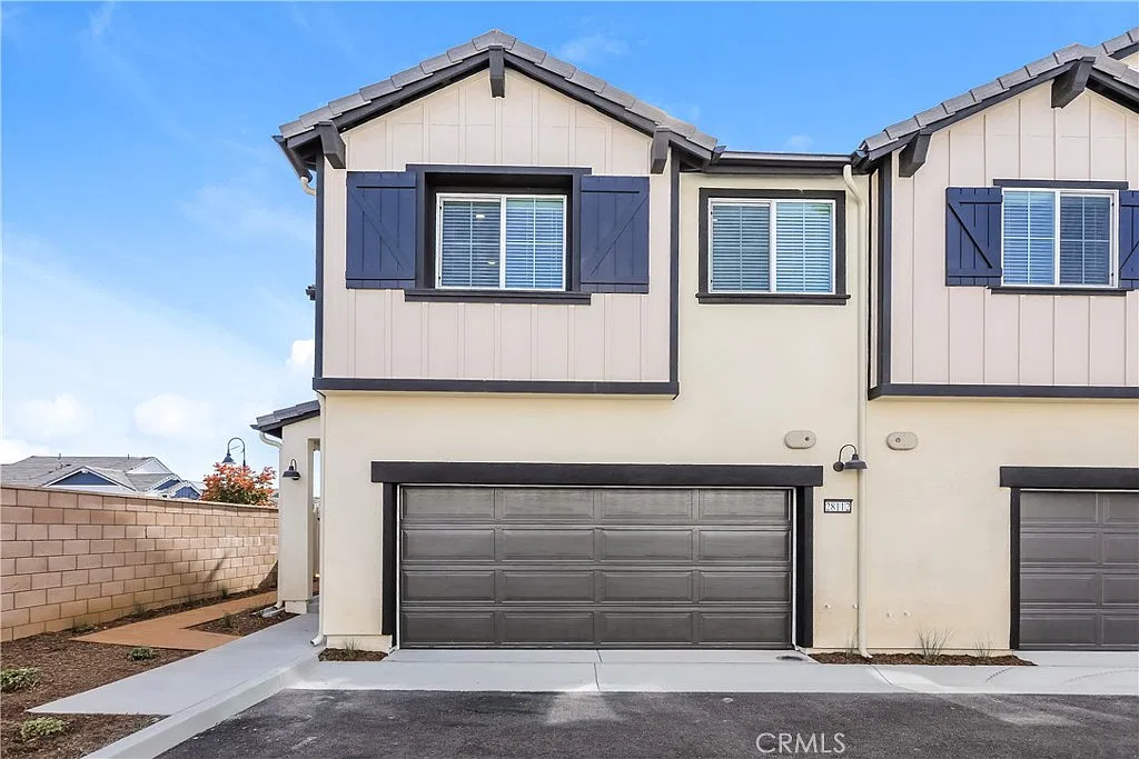 3 bed, 2.5 bath, 1676 sqft, $3,399 — Photo 1
