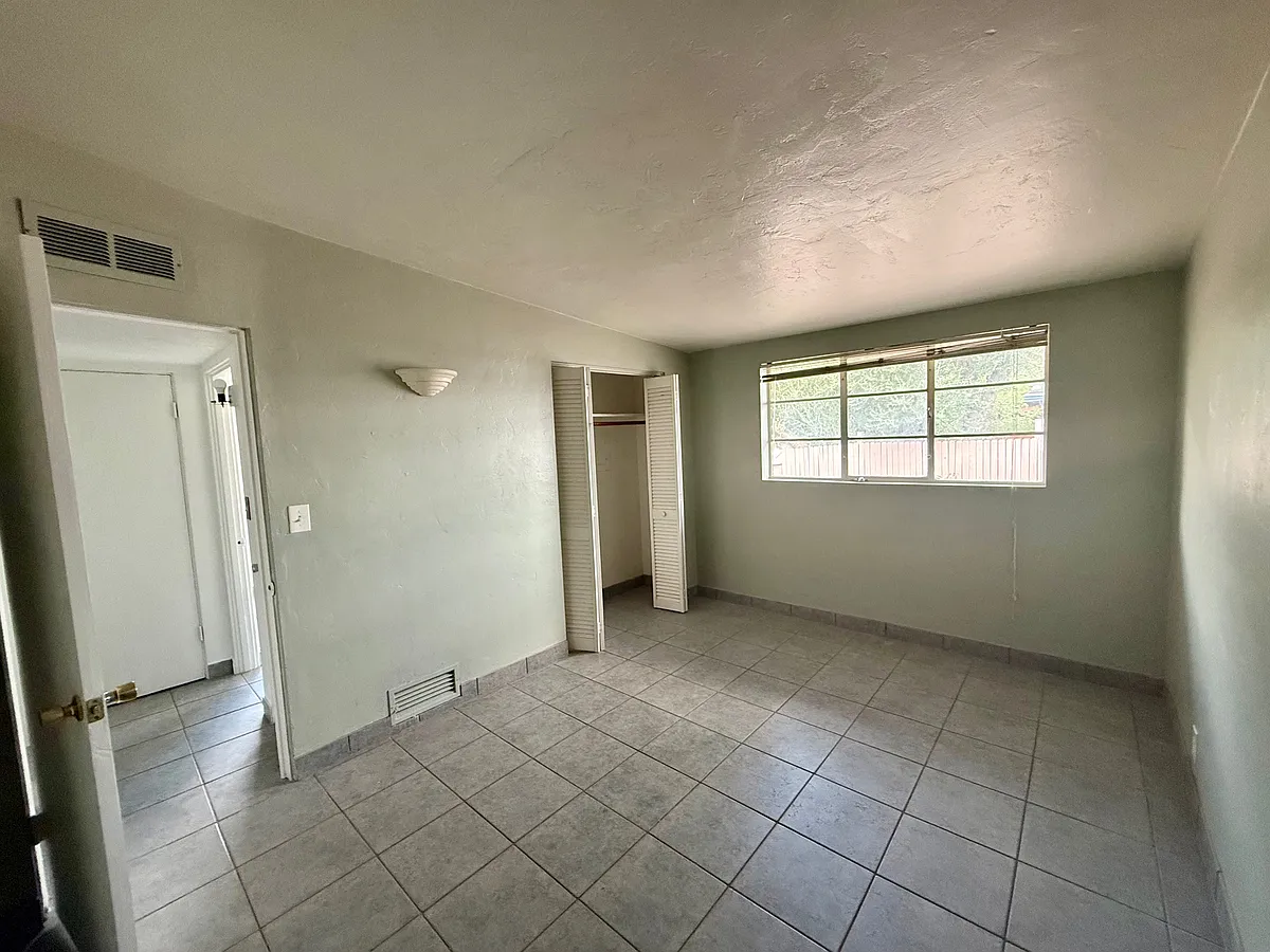Building Photo - 1605 E Mitchell St #1605