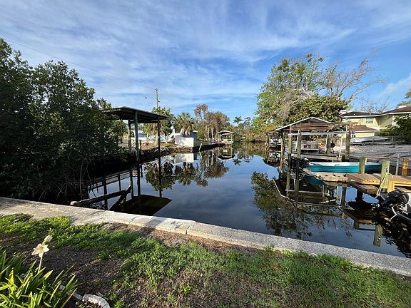 2nd image of 301 Carlyle Blvd