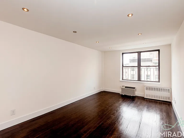 255 W 14th St #5B — Photo 1