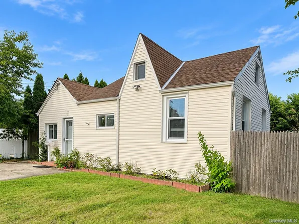 302 McCall Avenue, West Islip, NY 11795
