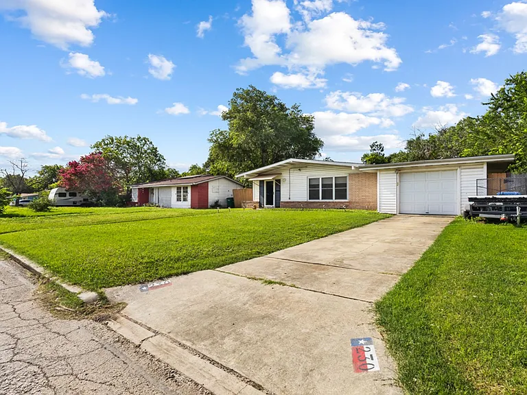 230 Brettonwood Dr — Photo 2