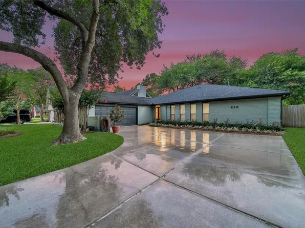 813 E Green Belt Dr, Sugar Land, TX 77498