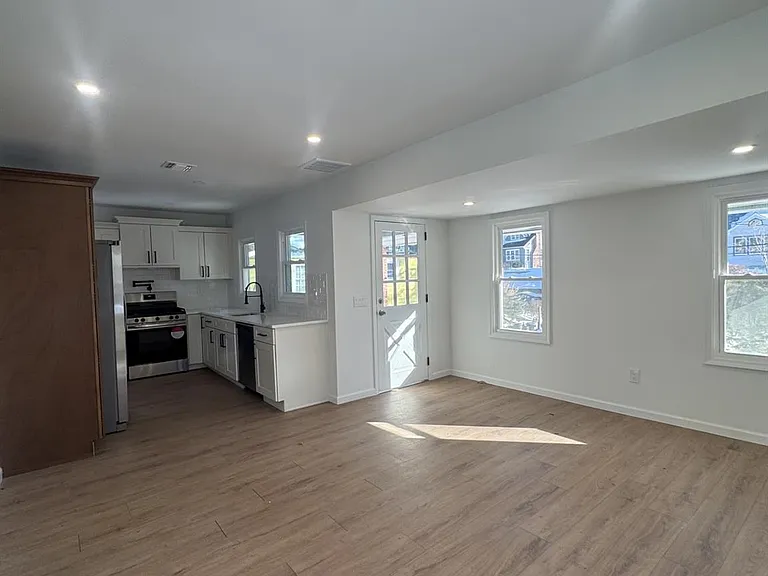 45 Abbott Dr — Photo 2