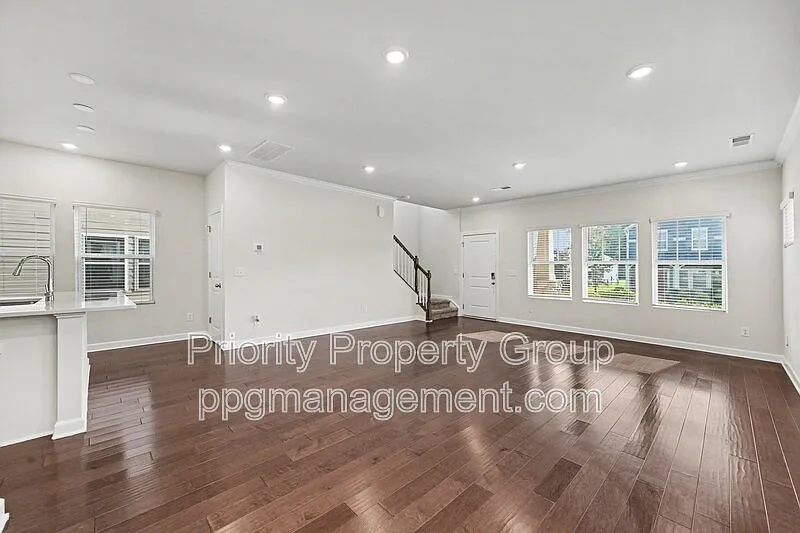 3 bed, 2.5 bath, 1956 sqft, $2,300 — Photo 2