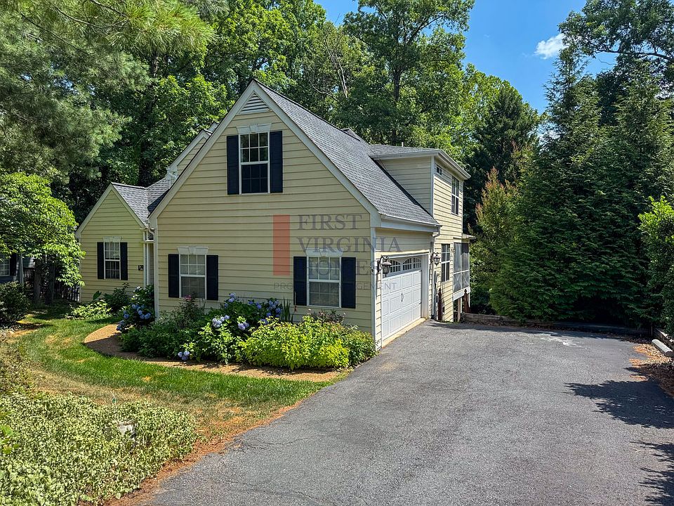1st image of 202 Blackthorn Ln