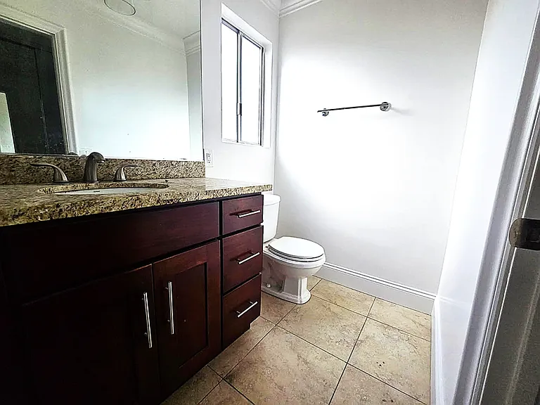 1224 S Barrington Ave #201 — Photo 11