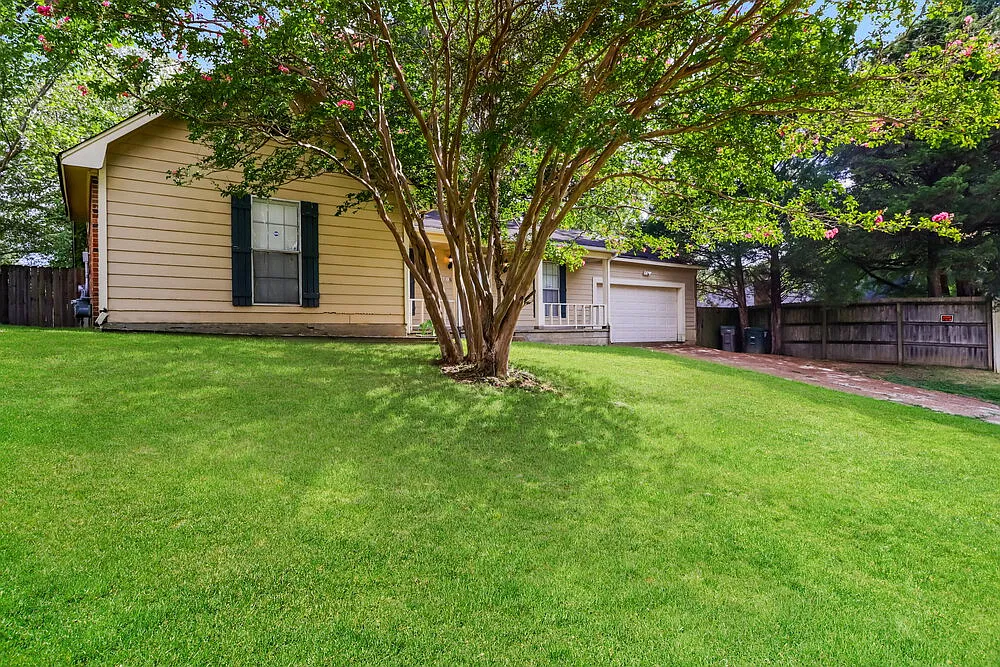 3 bed, 2.0 bath, 1673 sqft, $1,795 — Photo 2
