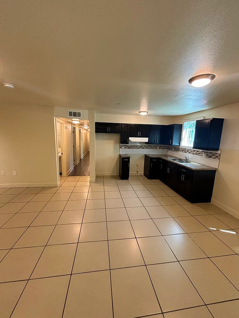 5 bed, 1385 sqft, $3,850 — Photo 2