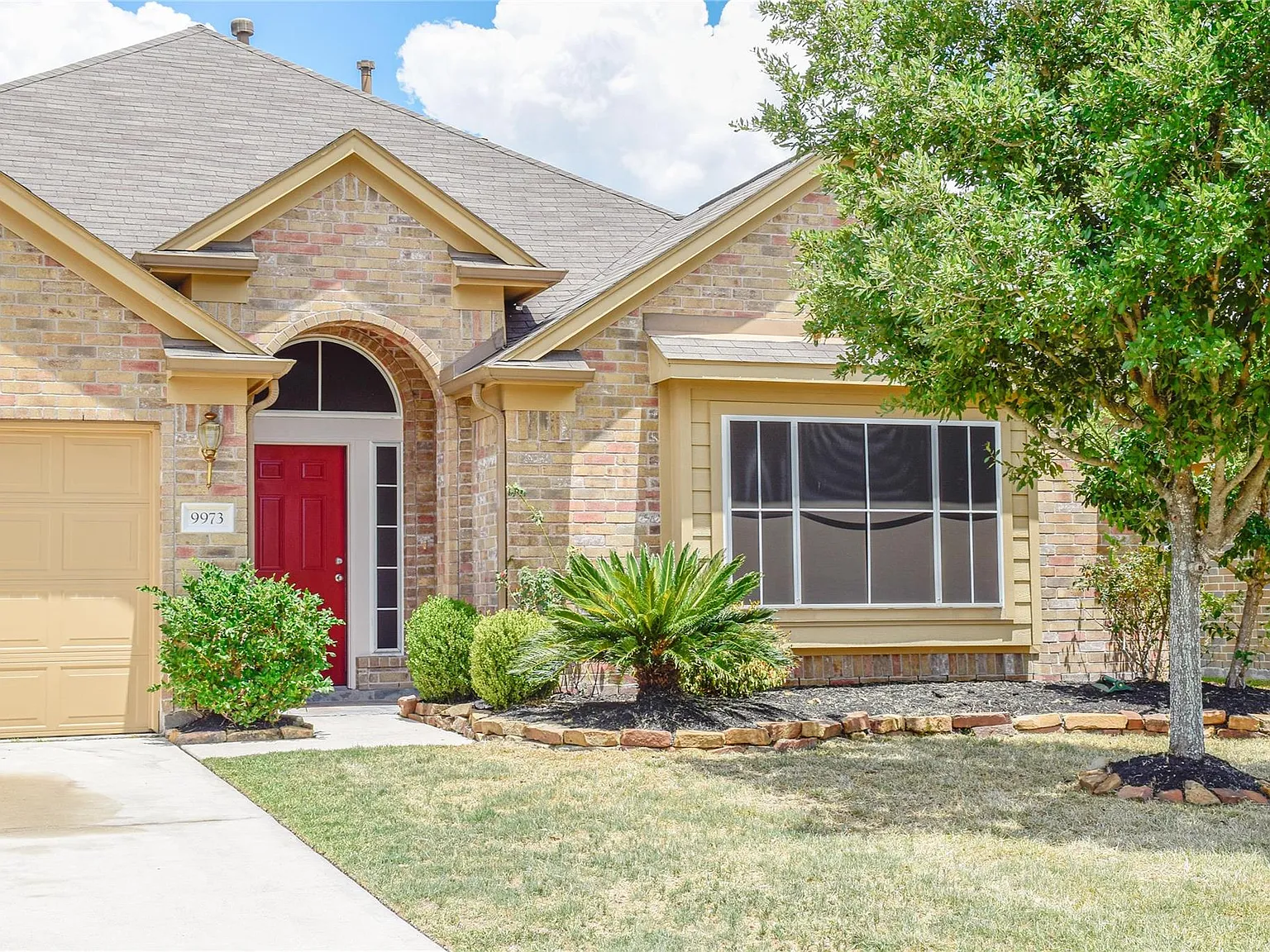 4 bed, 2.0 bath, 2319 sqft, $2,400 — Photo 3