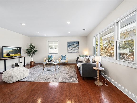 4th image of 10 Mickelson Ln #10