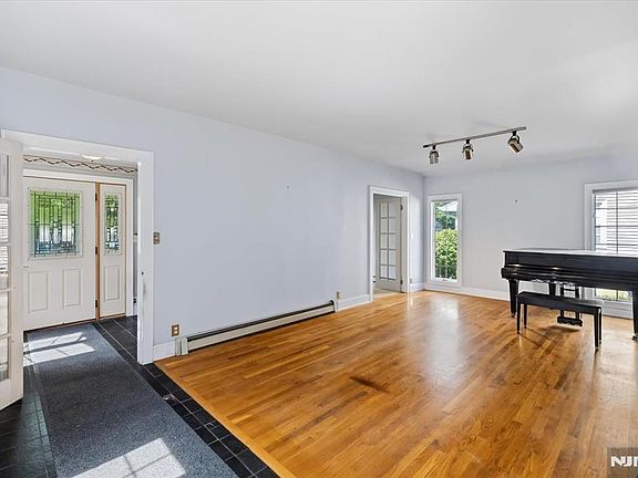 4th image of 35 Lindley Ave