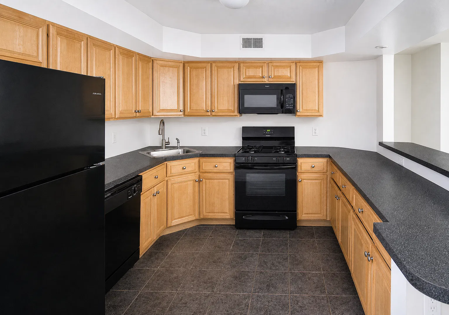 Walnut Court Apartments — Photo 4