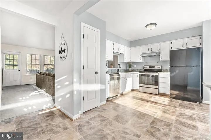 3 bed, 2.5 bath, 1220 sqft, $2,000 — Photo 3