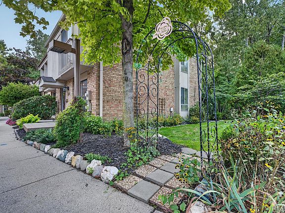 4th image of 1439 Oakbrook E