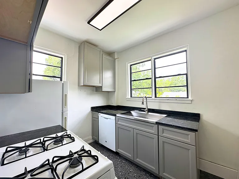 122 Demouy Ave #1/2 — Photo 4