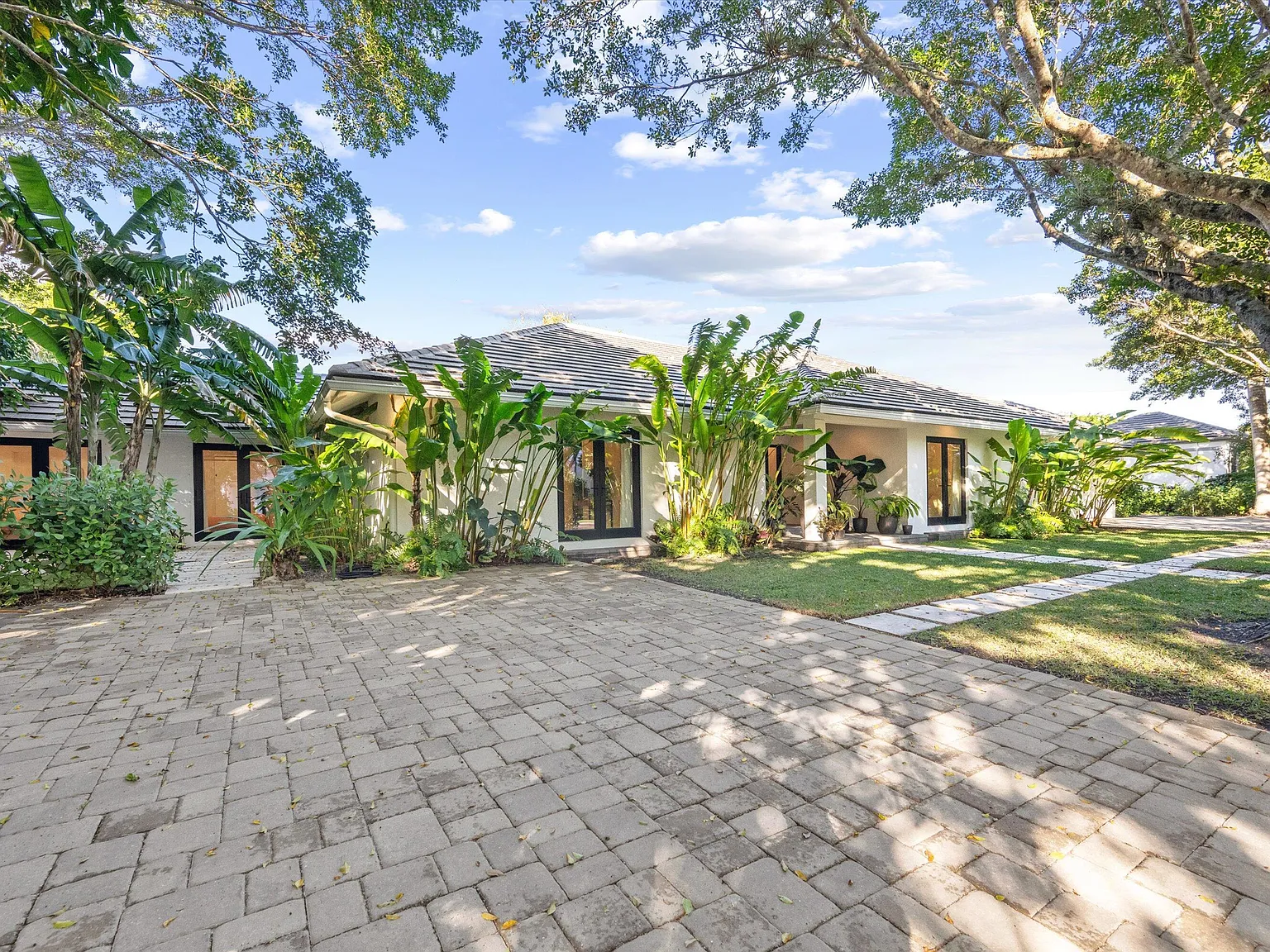 4 bed, 4.5 bath, 4939 sqft, $45,000 — Photo 4