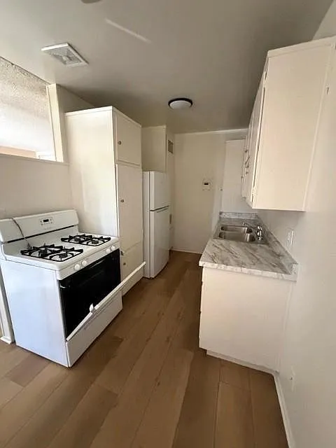 2 bed, 1.0 bath, 900 sqft, $2,295 — Photo 2