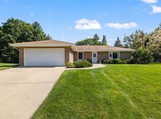 W221N2772 Hickorywood Ct, Waukesha, WI 53186