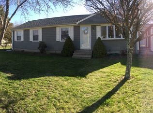 75 Longfellow Dr, Warwick, RI 02818